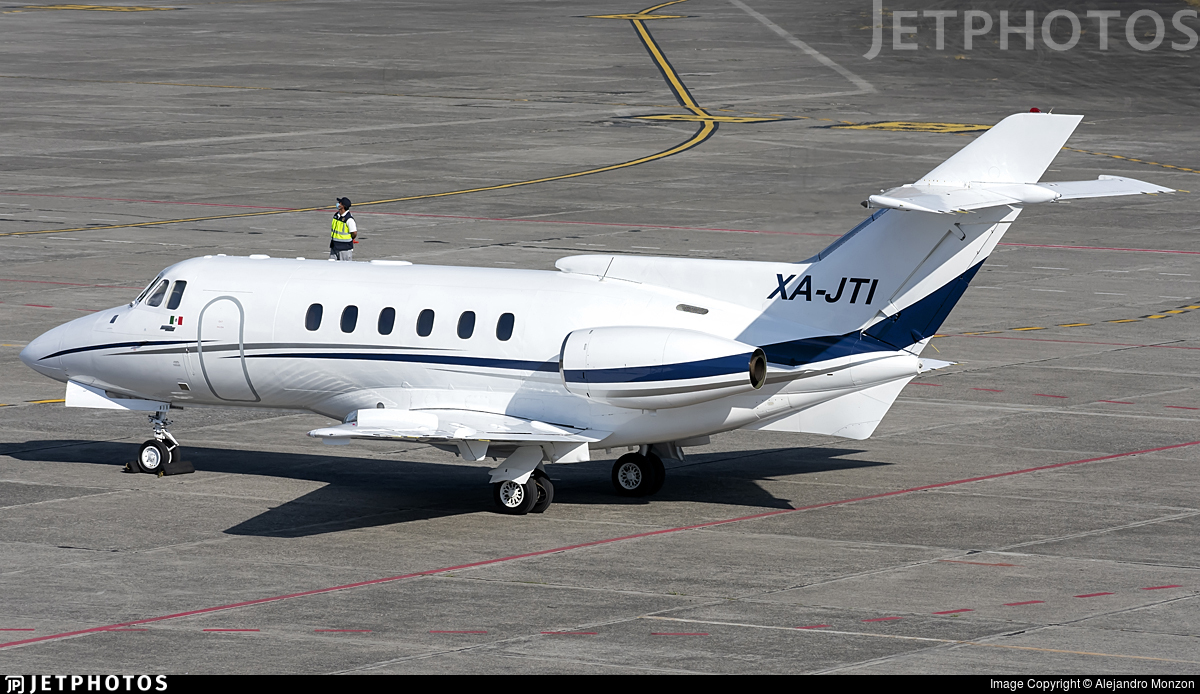 Hawker 700